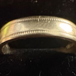 Gold wedding band with migraine edge detail size 5 1/5